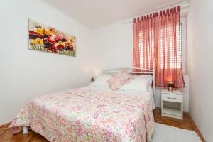 Posteľ alebo postele v izbe v ubytovaní Apartments and Room Lora