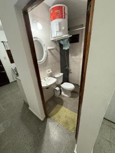 a small bathroom with a toilet and a sink at Apartamento Angélica in Resistencia