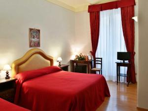 Postel nebo postele na pokoji v ubytování Hotel Windsor Savoia