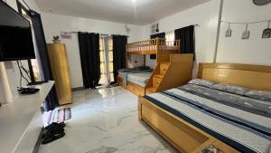 Rúm í herbergi á Solwara Beach Resort +37 myndir