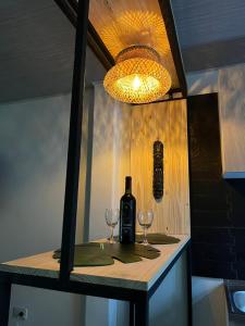 a bottle of wine sitting on a table with two glasses at Refugio verde, interior 2 in Acacías