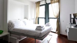 1 dormitorio con 1 cama con toallas en Italianway-Naviglio Pavese, en Milán