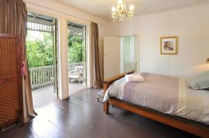 a bedroom with a bed and a balcony at Courtyard Cottage Healesville, close to everything in Healesville