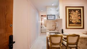 a kitchen with a table and chairs in a room at Studio de Luxo Provençal in Brasilia
