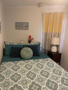 Un dormitorio con una cama con almohadas azules. en Casa Del Mar Galveston, en Galveston 7 fotos más