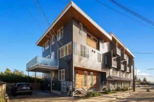 a building with a balcony on the side of it at Wallingford Getaway in Seattle