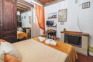 Televízia a/alebo spoločenská miestnosť v ubytovaní Campo De Fiori - Casa Pettinari 78