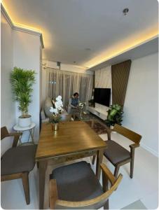 TV a/nebo společenská místnost v ubytování Primavera Cozy Penthouse, Cagayan de Oro with huge swimming pool and gym access free a 2 + 9 fotografií