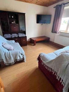 Uma cama ou camas num quarto em Sruthán Chalet
