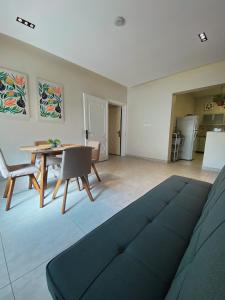 a living room with a couch and a table at دار نوره وحدة سكنية في منتصف جدة in Jeddah
