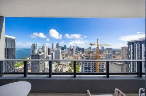 balcone con vista sullo skyline della città. di Upscale 3-BD Condo in Downtown Miami a Miami Altre 76 foto