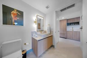 un bagno con lavandino e specchio di Upscale 3-BD Condo in Downtown Miami a Miami