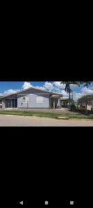 een groot wit gebouw met een groot raam bij Casa Denis in Pântano Grande +7 foto's