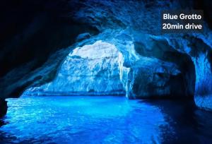a cave with blue water and a bluetto drive at Country View Retreat in Żabbar