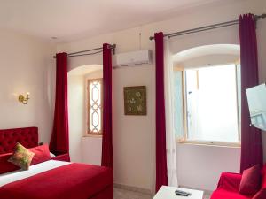 Rúm í herbergi á Hotel Palace tanger