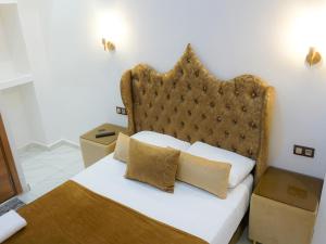Rúm í herbergi á Hotel Palace tanger