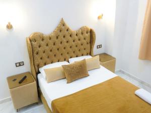 Rúm í herbergi á Hotel Palace tanger