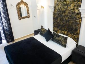 Rúm í herbergi á Hotel Palace tanger