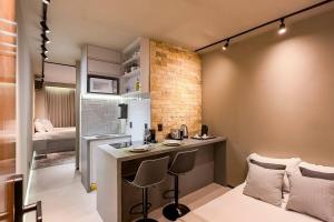 eine kleine Küche mit einer Bar in einem Zimmer in der Unterkunft Studio de Luxo Urban in Brasilia