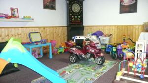 una habitación llena de juguetes y una motocicleta roja en Penzion Hajský mlýn en Nebanice