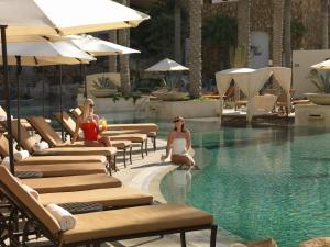 Bazén v ubytování Grand Solmar Land's End Resort & Spa nebo v jeho okolí