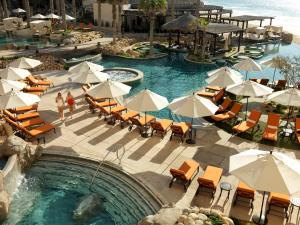 Bazén v ubytování Grand Solmar Land's End Resort & Spa nebo v jeho okolí
