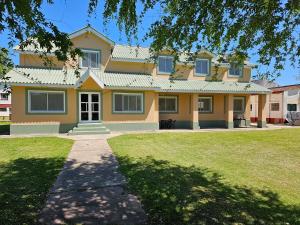 a yellow house with a green roof at Quinta Ferreyra in Villa Paranacito