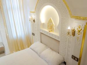 Rúm í herbergi á Hotel Palace tanger