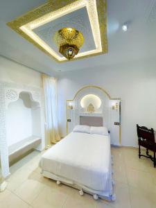 Rúm í herbergi á Hotel Palace tanger