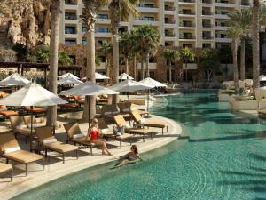Bazén v ubytování Grand Solmar Land's End Resort & Spa nebo v jeho okolí