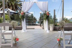 克罗纳拉Rydges Cronulla Beachside的婚礼仪式在度假村的阳台上举行