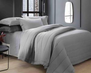 a white bed with a white comforter and a window at Aconchego de Matias in Matias Barbosa