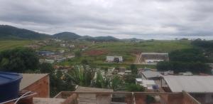a view of a town with mountains in the background at Aconchego de Matias in Matias Barbosa