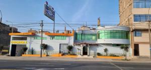 un edificio sul lato di una strada di Hostal Private-Lima Aiport a Lima