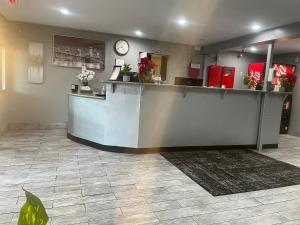 Ο χώρος του λόμπι ή της ρεσεψιόν στο Sutter Inn +47 φωτογραφίες