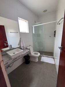 une salle de bain avec une douche, des toilettes et un lavabo dans l'établissement Le Partie, à Angra dos Reis 8 autres photos
