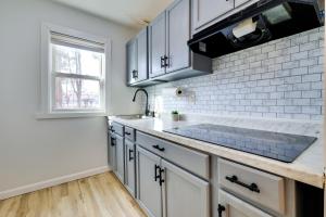 Walk to Roger Williams Park Apt in Providence!的厨房或小厨房