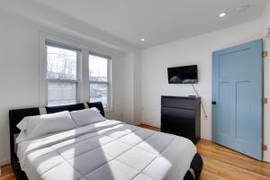 Walk to Roger Williams Park Apt in Providence!客房内的一张或多张床位