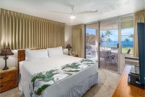 维雷亚Haleakala Shores A-302的一间带床的卧室，可欣赏海景 更多40张照片