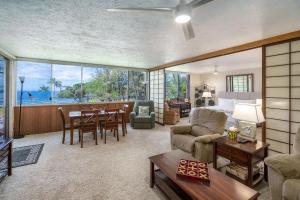 维雷亚Haleakala Shores A-302的带床的客厅和餐厅
