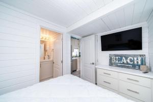 Sunset Hideaway, Front Row at Roadrunner Resort的电视和/或娱乐中心