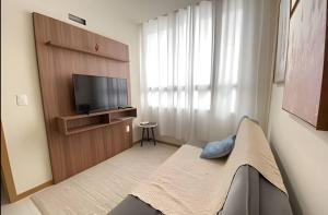 Camera piccola con letto e TV a schermo piatto. di Central, Ar Cond, WI-FI, Lava e Seca a Santa Maria