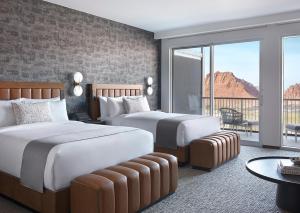 una camera d'albergo con due letti e un balcone di Black Desert Resort a Ivins Altre 158 foto