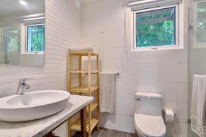 Ένα μπάνιο στο Oceanfront Apt W- Private Beach - Las Terrenas