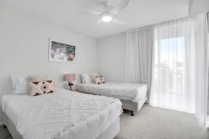 Rúm í herbergi á Central Kings Beach 2 BR APT w Pool and Spa access
