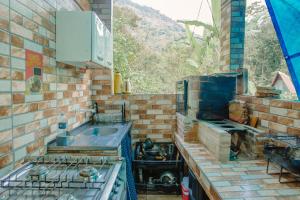 Una cocina con estufa, fregadero y ventana. en Eco Camping do Véu, en Majé 35 fotos más