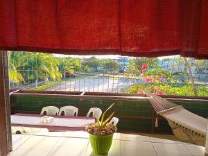 a window with a hammock and a view of a street at Hospedaje Beliz Cambalache in Liberia