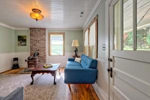 Χώρος καθιστικού στο Grannys Cabin Restored 1915 Fireplace & Clawfoot Tub near Smoky Mountains