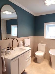 Ένα μπάνιο στο Luxury Limestone Californian Bungalow, Fully Renovated Modern Coastal Retreat, Just Steps from the Beach