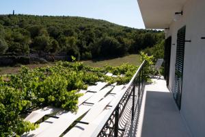 En balkon eller terrasse på Villa Bacio with new heated pool